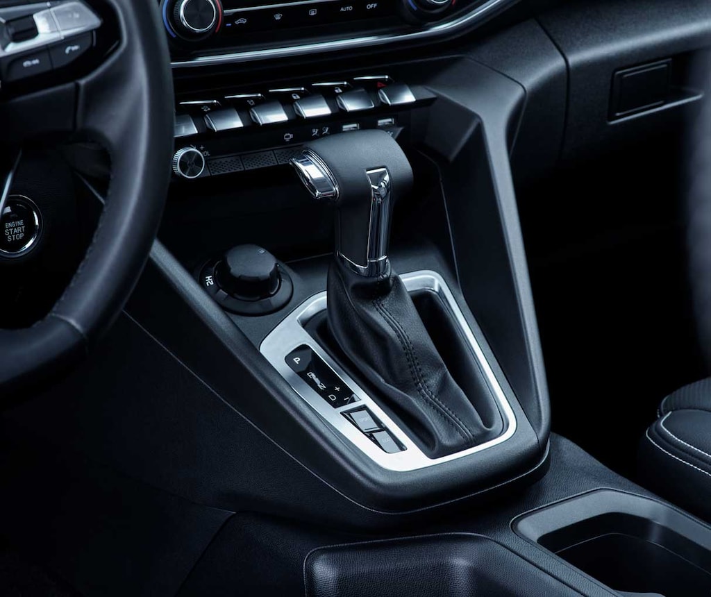 pick-up PEUGEOT LANDTREK boite à 6 vitesses automatique Punch avec des modes séquentiel, Sport ou Eco pour la motorisation Essence.