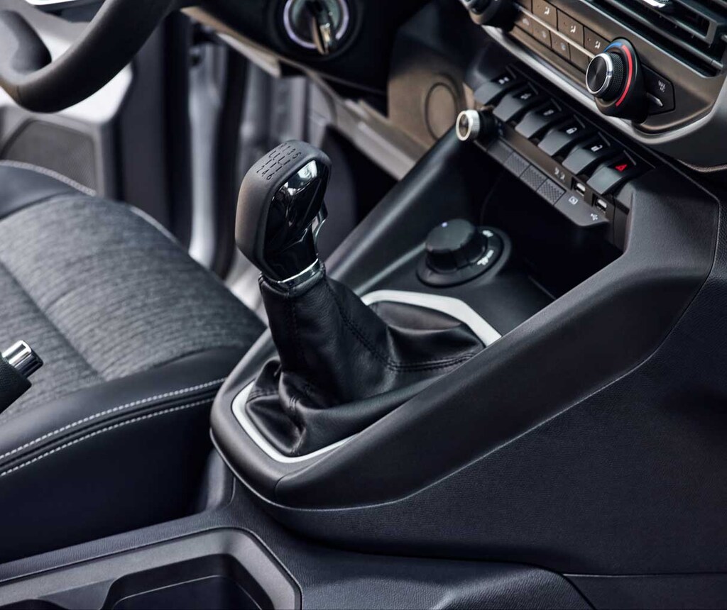 pick-up PEUGEOT LANDTREK boite à 6 vitesses manuelle Getrag pour les deux motorisations essence ou Diesel